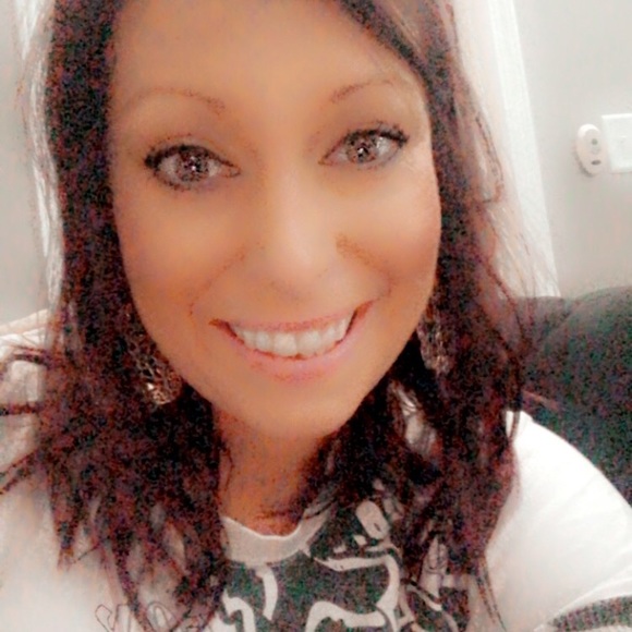 Meet your Posher, Jenn - Picture 1 of 1